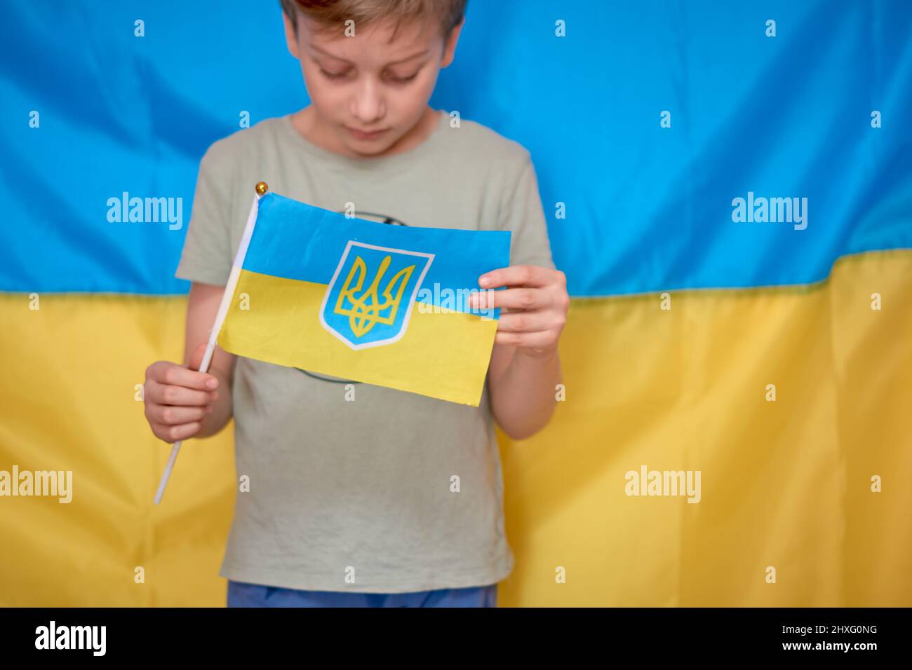 ладони в цвет флага. флаг россии и украины. рук укр. рукопожатие на фоне флага украины. россия и украина пожимают руки.