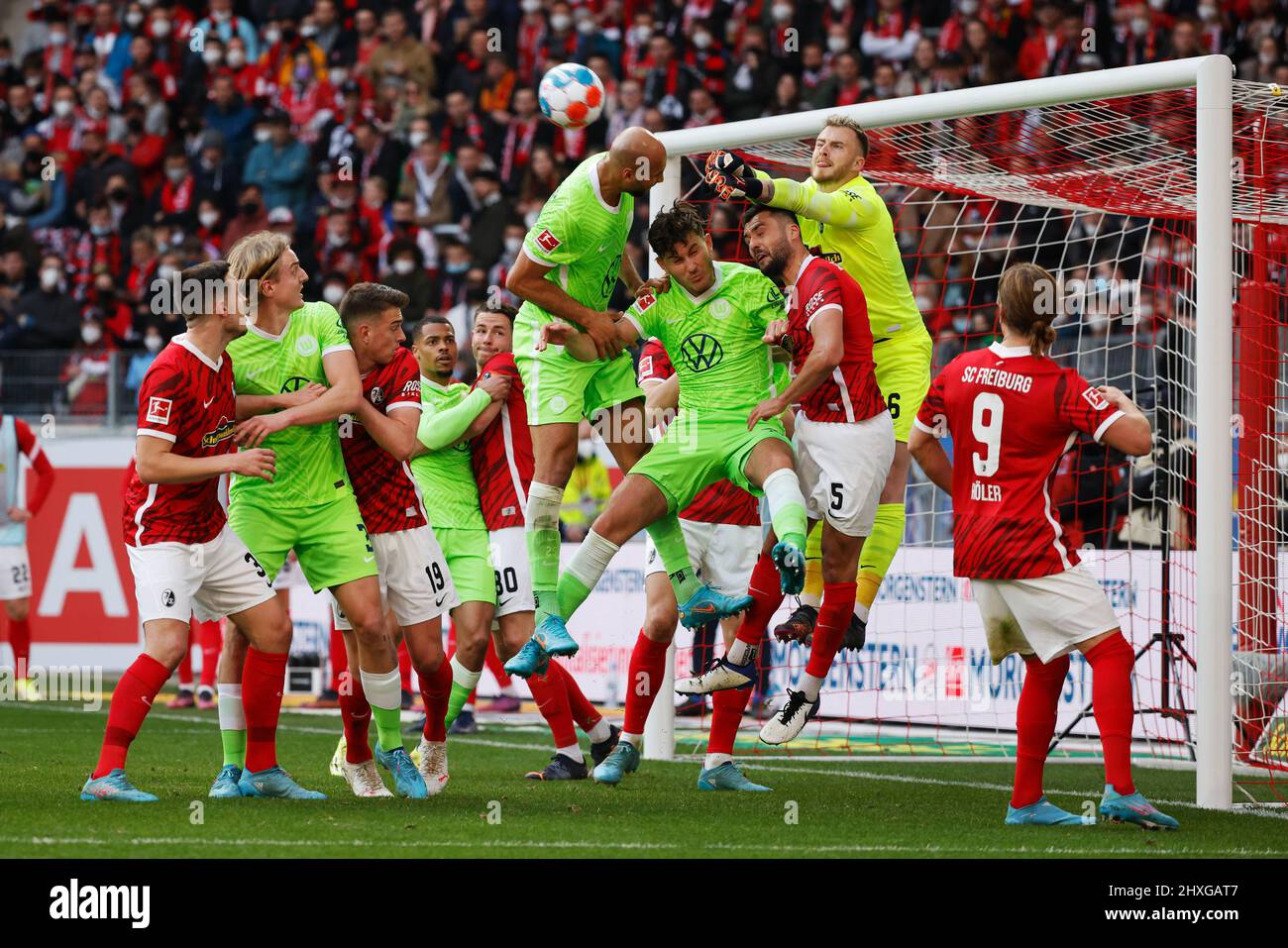 Freiburg Im Breisgau, Germany. 12th Mar, 2022. Soccer: Bundesliga, SC  Freiburg - VfL Wolfsburg, Matchday 26, Europa-Park Stadion: Freiburg  goalkeeper Mark Flekken fumbles the ball away from goal in a scramble for