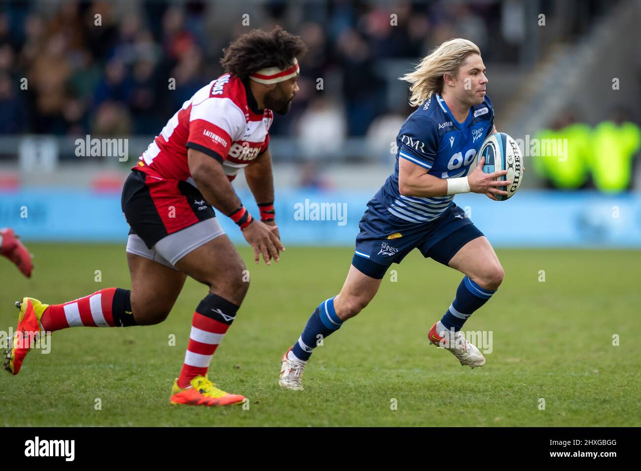 12th March 2022 ; AJ Bell Stadium, Sale, England; Gallagher Premiership rugby, Sale versus Gloucester:  Faf De Klerk of Sale Sharks running the play Stock Photo