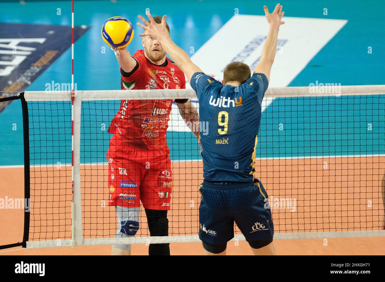 AGSM Forum, Verona, Italy, March 12, 2022, Gianlorenzo Blengini - Head  Coach - Cucine Lube Civitanova during an time-out during Verona Volley vs  Cucine Lube Civitanova - Volleyball Italian Serie A Men