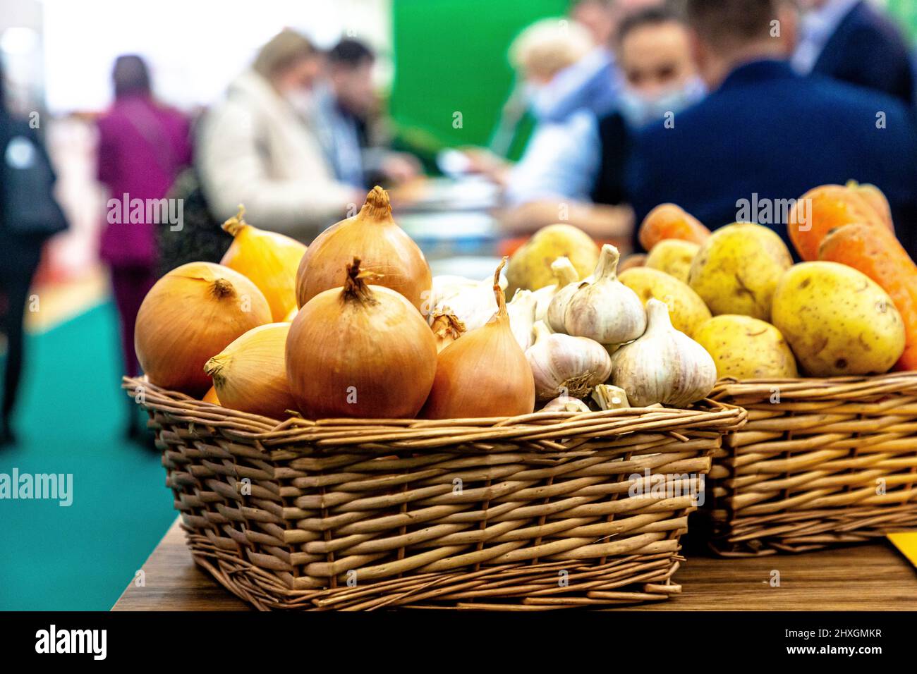 Onions, garlic and potatoes are in a wicker basket Stock Photo - Alamy