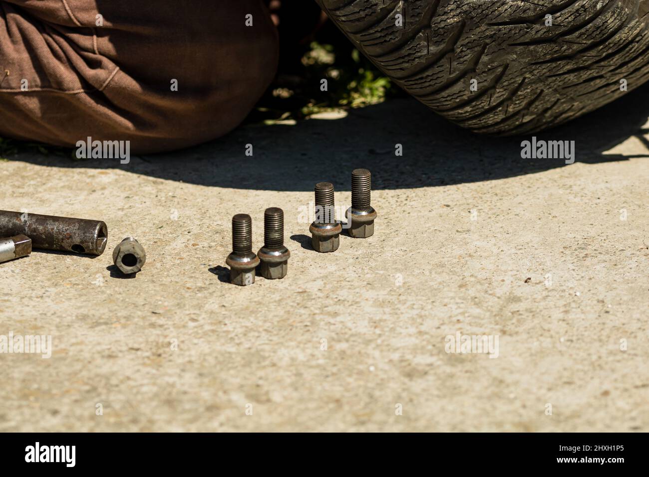 Wheel bolts and wrench for wheel changing in a garage in Targoviste