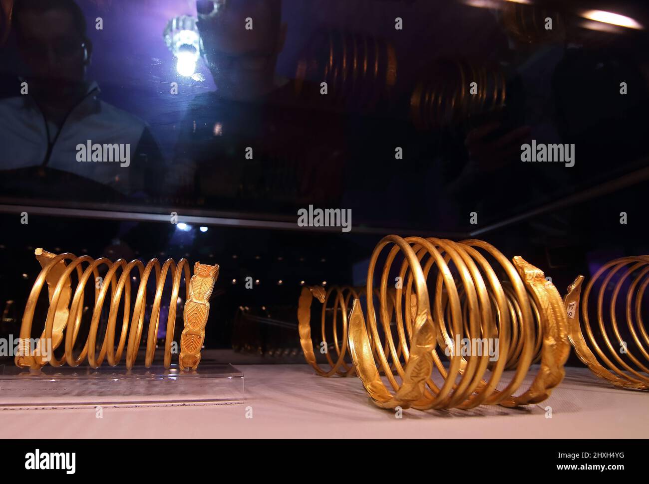 Bratari dacice din aur hi-res stock photography and images - Alamy
