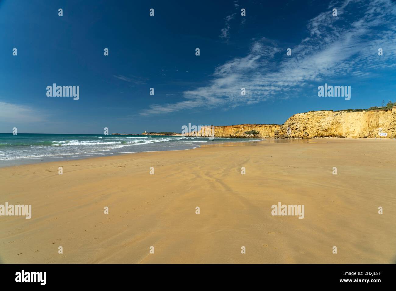 Der Strand Fuente de Gallo, Conil de la Frontera, Costa de la Luz, Andalusien, Spanien  |  Fuente de Gallo beach, Conil de la Frontera, Costa de la Lu Stock Photo