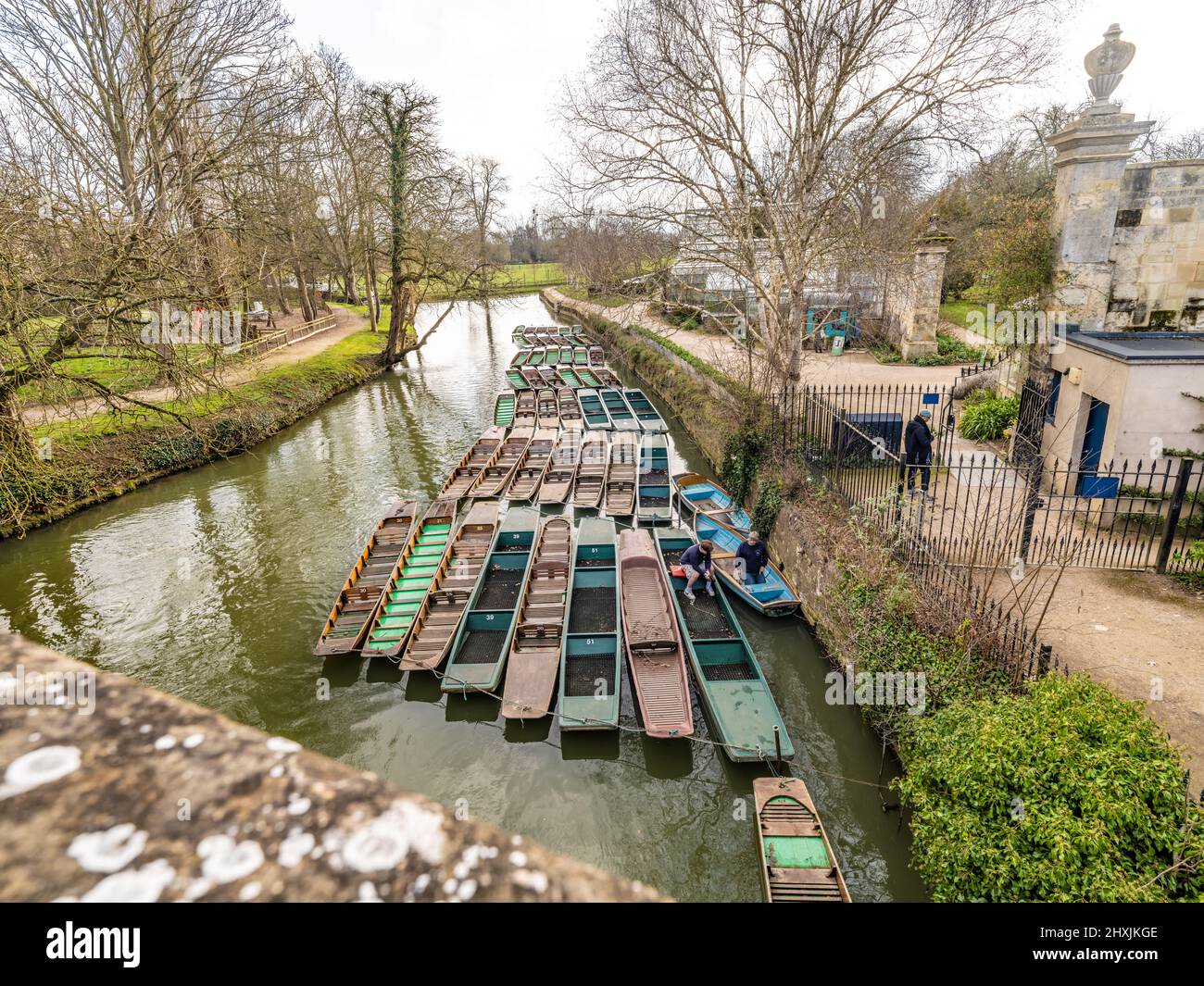 Oxford punting, a business in Oxford that offers the traditional experience of punting down the River Cherwell. The River Cherwell is a tributary of t Stock Photo