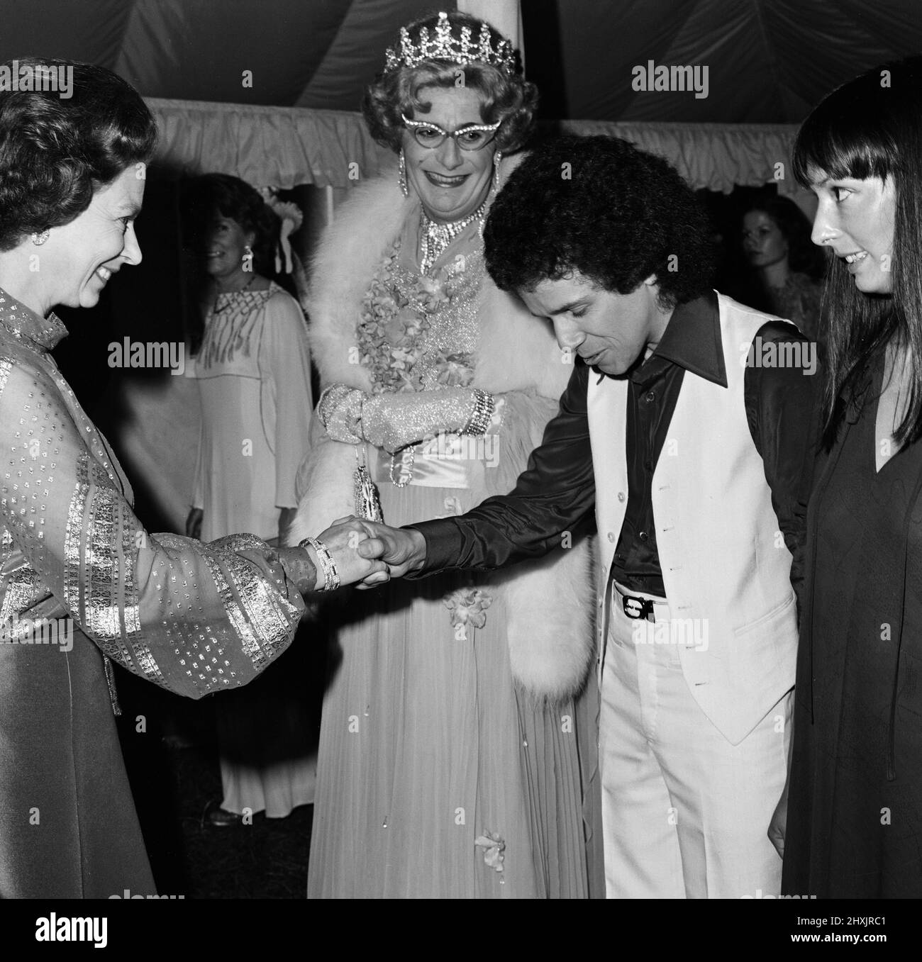 Queen Elizabeth II, Dame Edna Everage (Barry Humphries) and Leo Sayer attend the Royal Windsor Big Top Show held at Billy Smart's Big Top in Home Park, Windsor, in aid of the Queen's Silver Jubilee Appeal. 28th May 1977. Stock Photo