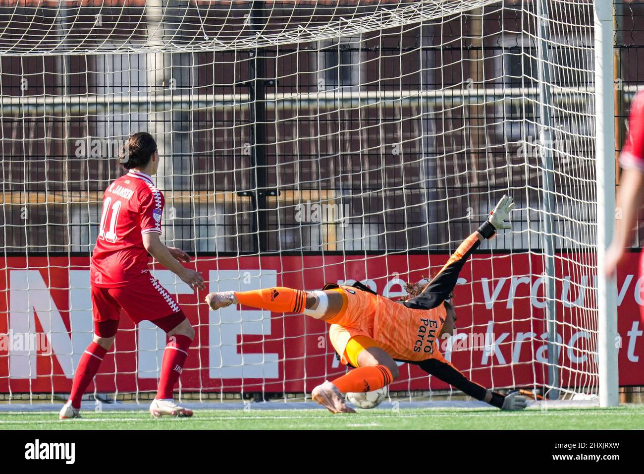 Enschede - Fenna Kalma of FC Twente Vrouwen scores the 3-0 during the match between FC Twente V1 v Feyenoord V1 at Sportcampus Diekman on 13 March 2022 in Enschede, Netherlands. (Box to Box Pictures/Yannick Verhoeven) Stock Photo