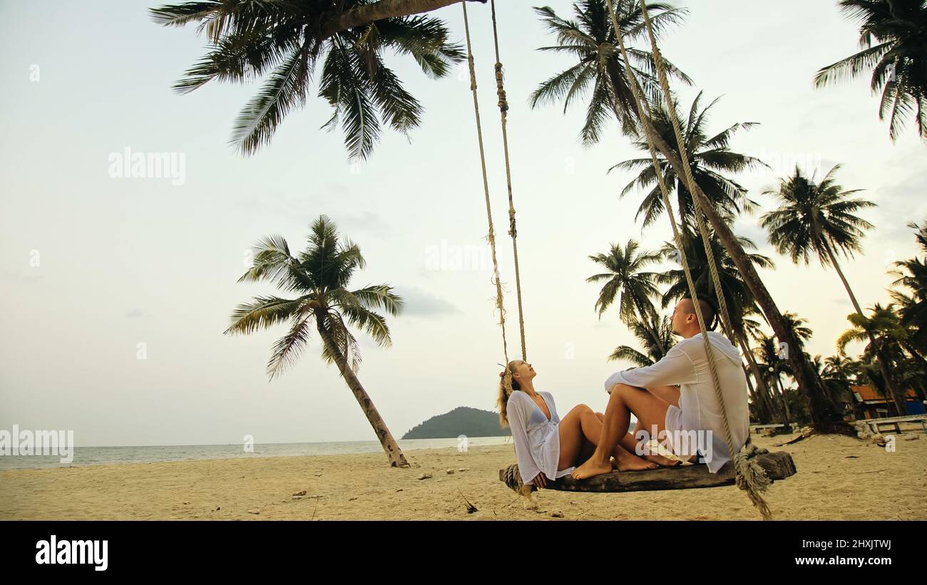 Couple holiday thailand kissing hires stock photography and images Alamy