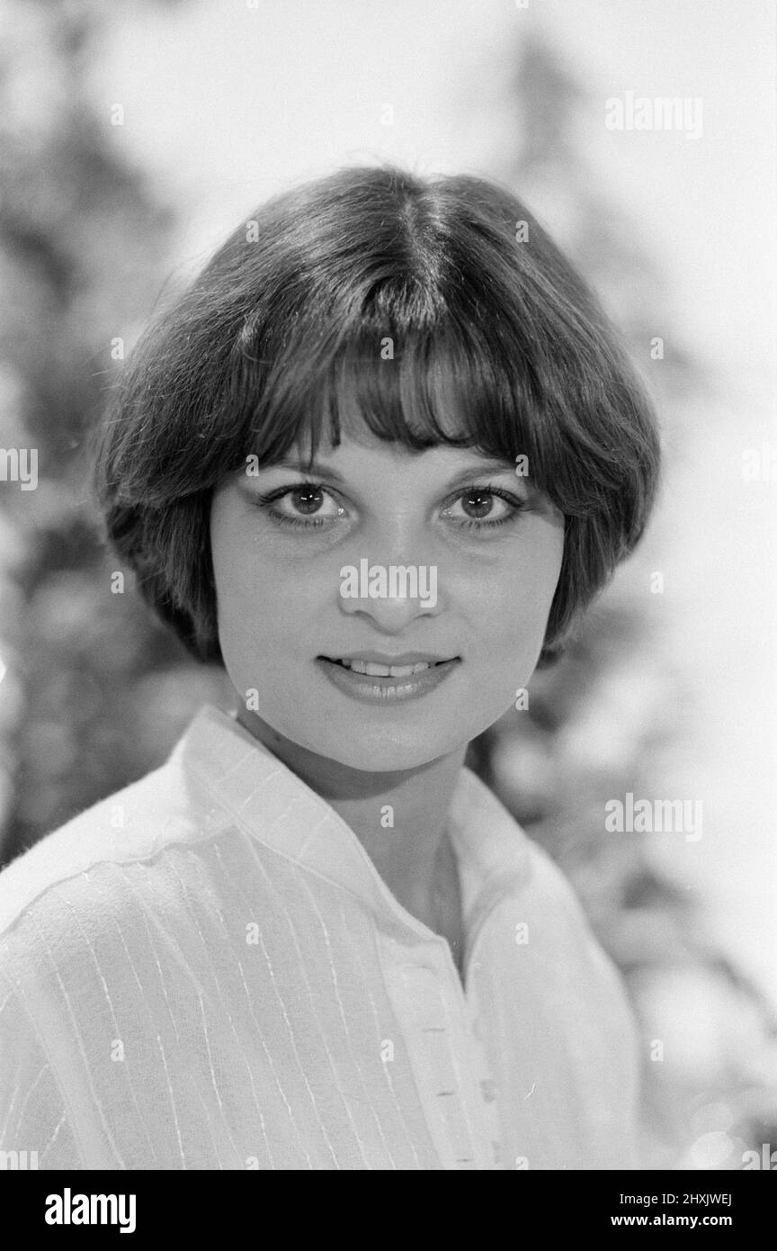 https://c8.alamy.com/comp/2HXJWEJ/london-weekend-television-photo-call-to-introduce-some-of-the-shows-they-will-be-presenting-on-television-this-christmas-12th-december-1977-our-picture-shows-actress-francoise-pascal-who-will-be-appearing-in-new-comedy-mind-your-language-she-plays-danielle-favre-an-amorous-french-au-pair-2HXJWEJ.jpg