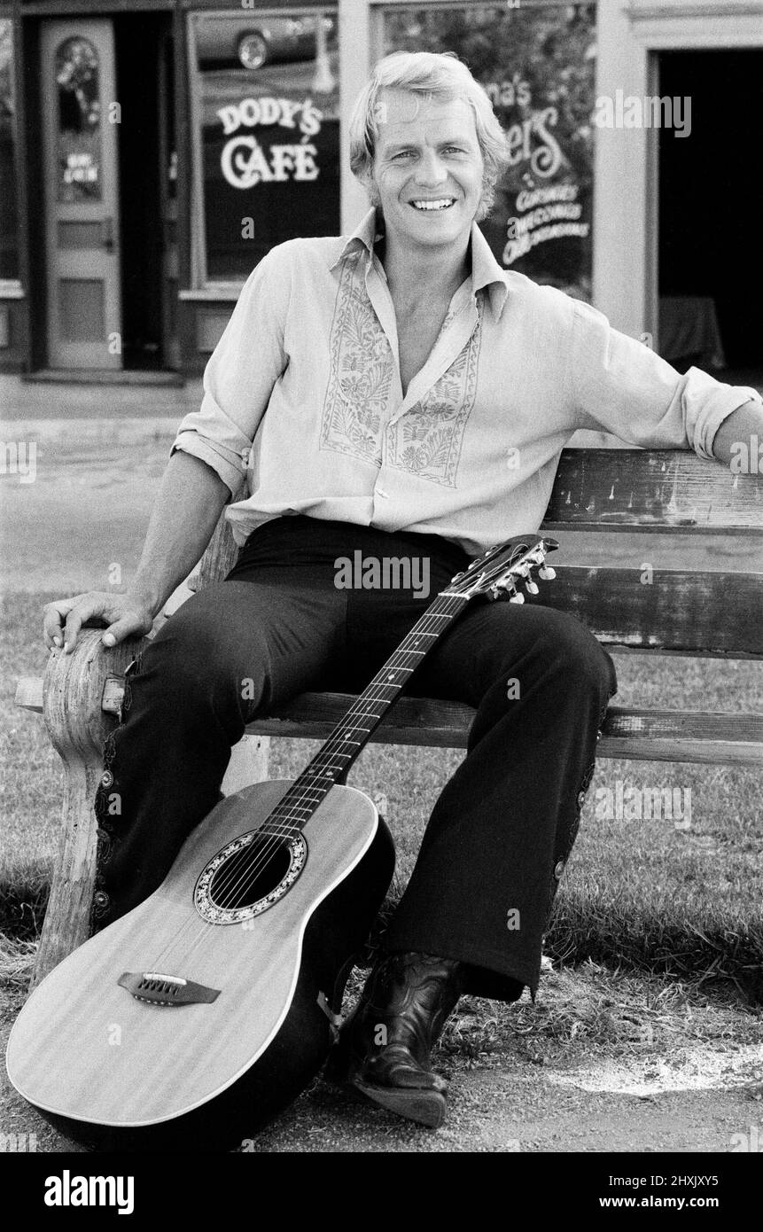 David Soul - singer, actor, musician, pictured in Los Angeles, with his guitar, on the set of Starsky and Hutch at 20th Century Fox Studios. In these pictures, David has just finished recording his first album, called 'David Soul'.  David Soul is well known for playing Detective Kenneth 'Hutch' Hutchinson in the ABC television series Starsky & Hutch from 1975 to 1979.  He became a British citizen in 2004. As a singer, David scored hits with 'Don't Give Up On Us' in 1976, 'Silver Lady' in 1977 amongst other hit singles and albums.  Picture taken 5th August 1976 Stock Photo