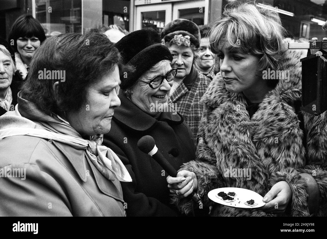 Esther Rantzen filming "That's Life!". 21st February 1976 Stock Photo
