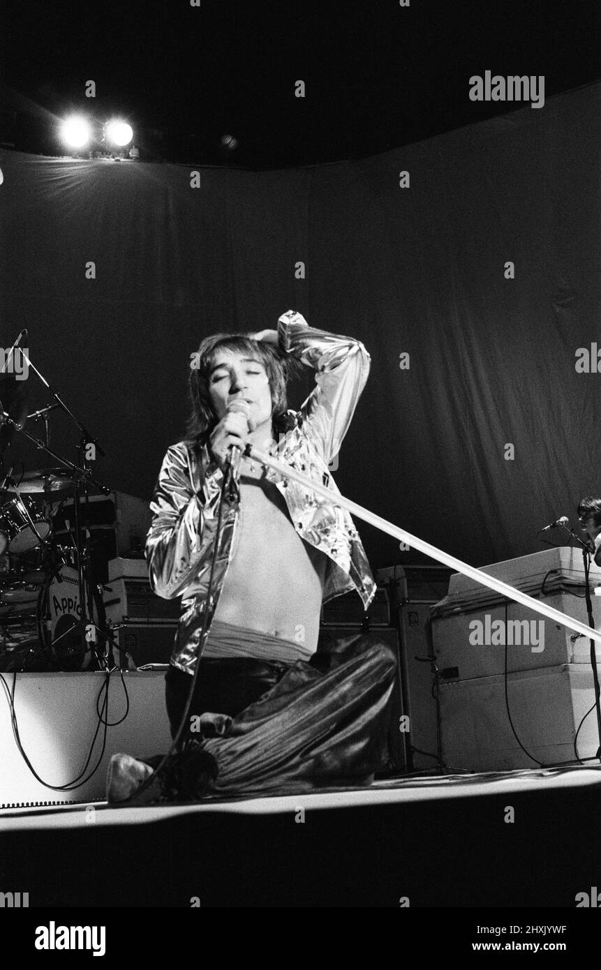 Rod Stewart performing on stage in Helsinki, Finland, during his  European Tour 1976. 9th November 1976. Stock Photo