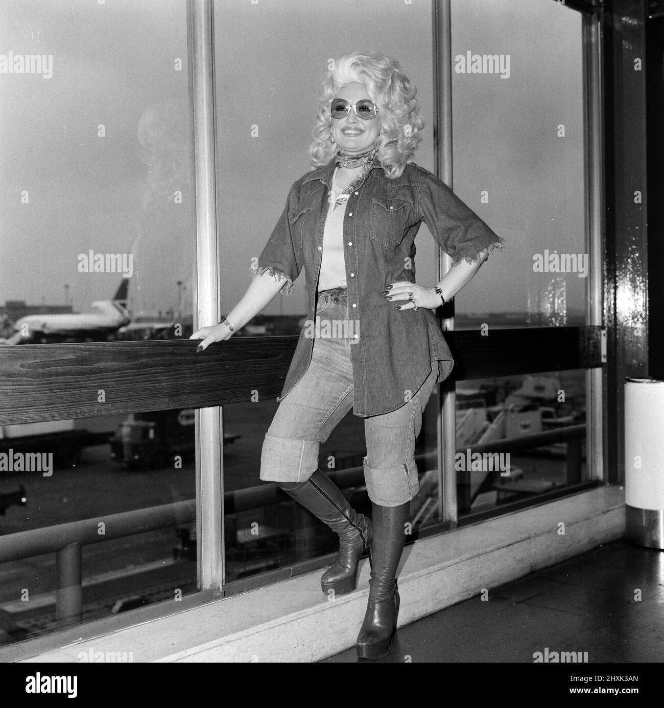 Country & Western singer Dolly Parton arrving at London Airport. 16th May 1977. Stock Photo