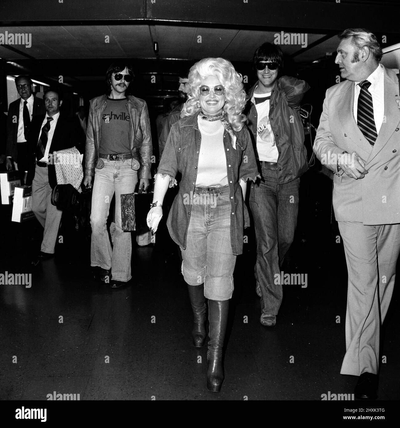 Country & Western singer Dolly Parton arriving at London Heathrow Airport, 16th May 1977. Stock Photo