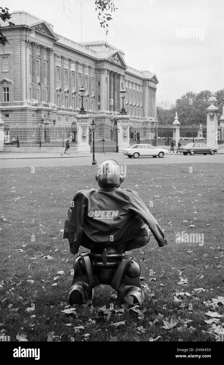 A robot, supplied by EMI Records, who used them on the cover of the latest album by 'Queen' looking at Buckingham Palace the home of the other Queen. 2nd November 1977. Stock Photo