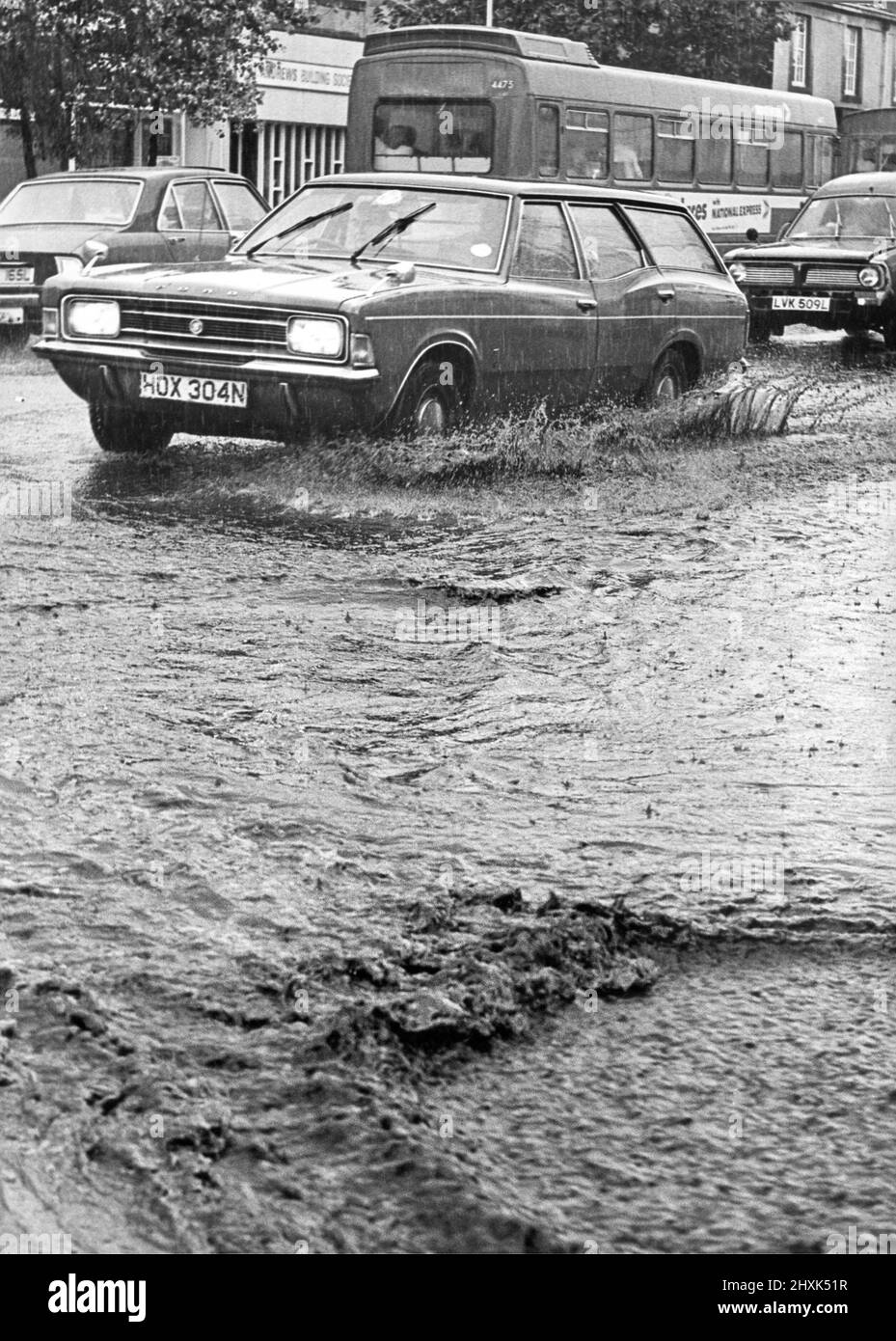 Cars battle their way through flash floods on the A1 at Low Fell after torrential rain in 1977 Stock Photo