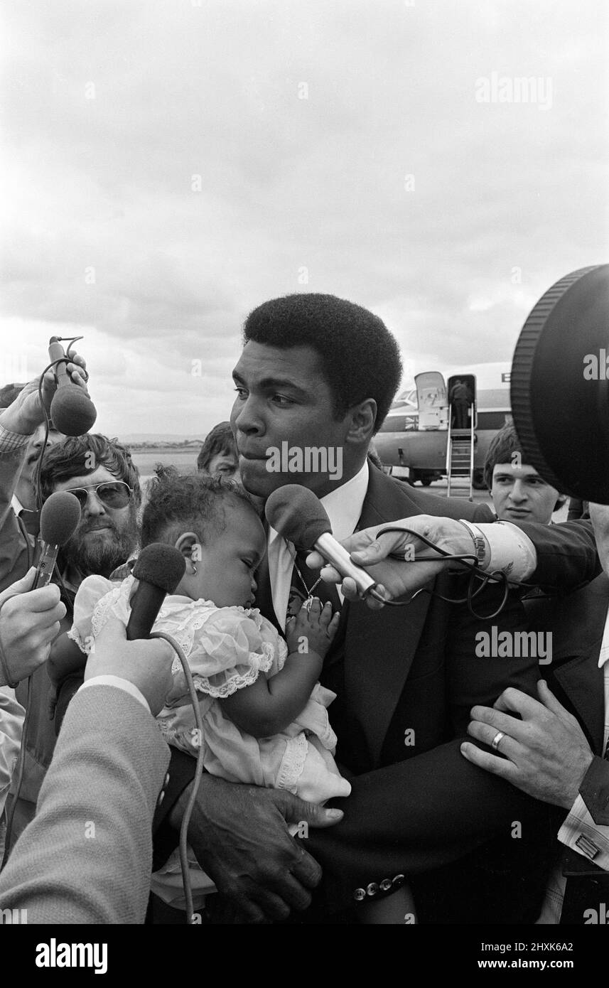 Boxing legend Muhammad Ali (centre) with his wife Lonnie Ali (right  pointing) and daughter Hana (left) in Ennis Co.Clare Ireland unveiling the  plaque on Turnpike Road to his ancestors after he was