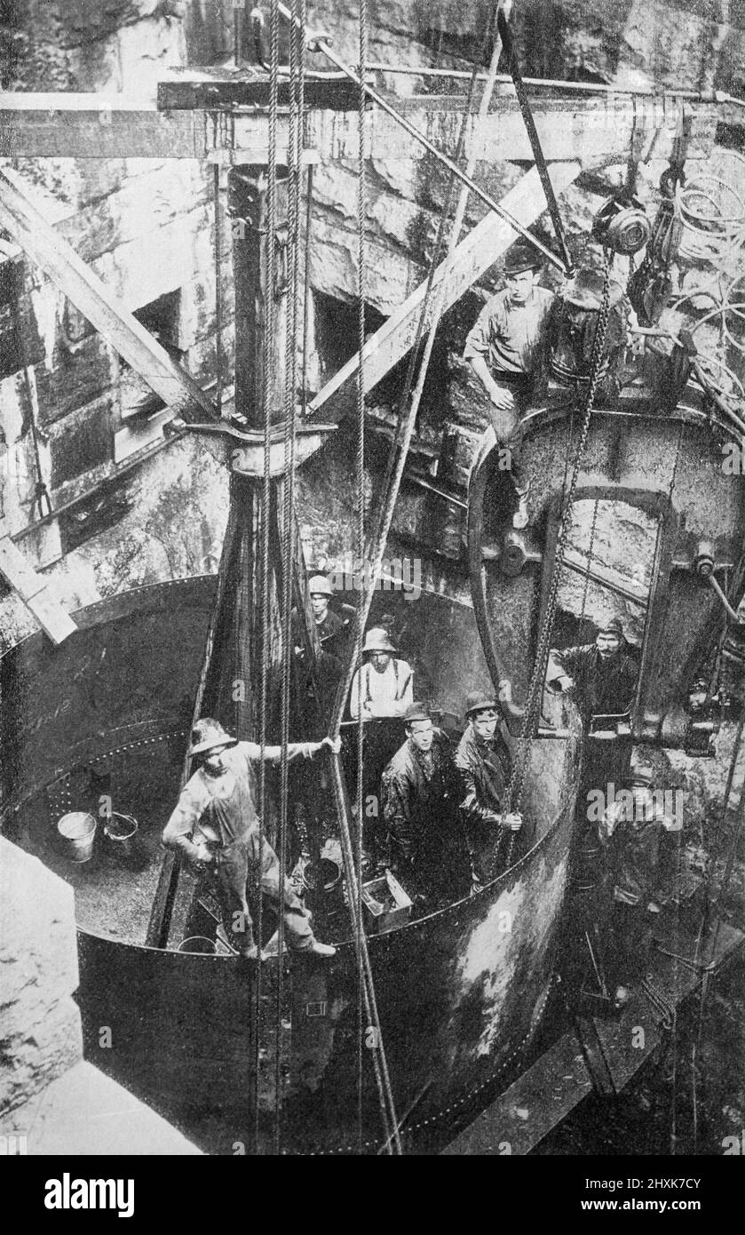 Riveting up the penstock; Niagara Falls Power Plant, Black and white photograph taken circa 1890s Stock Photo