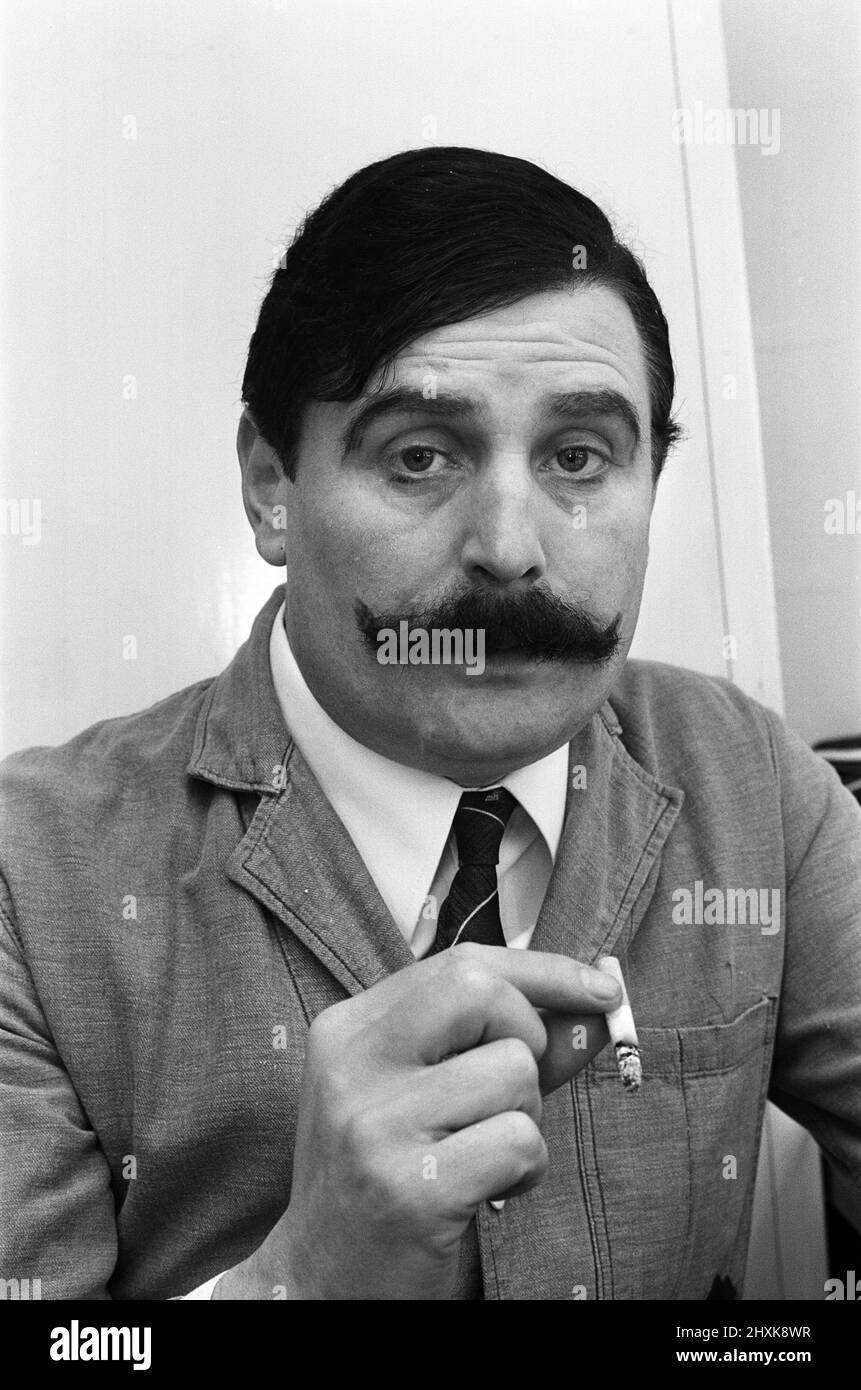 Actor Terence Rigby in character at the Birmingham Repertory Theatre. 11th May 1977. Stock Photo