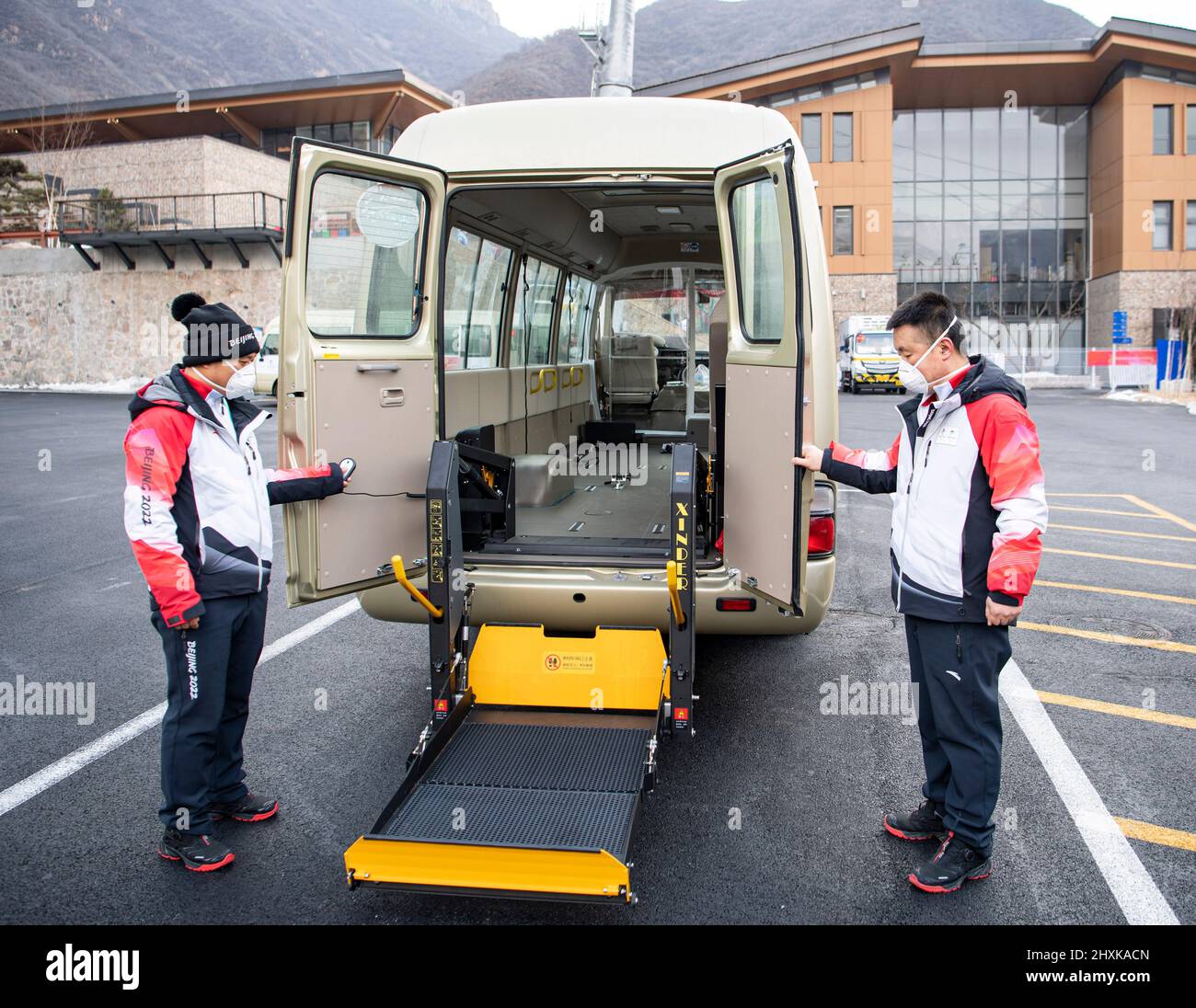 (220313) -- BEIJING, March 13, 2022 (Xinhua) -- Staff members show a barrier-free van at China's National Alpine Skiing Center in Yanqing District, Beijing, capital of China, Feb. 28, 2022. (Xinhua/Sun Fei) Stock Photo