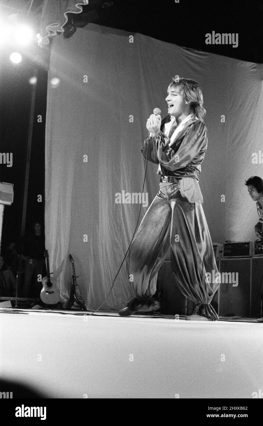 Rod Stewart performing on stage in Helsinki, Finland, during his  European Tour 1976. 9th November 1976. Stock Photo