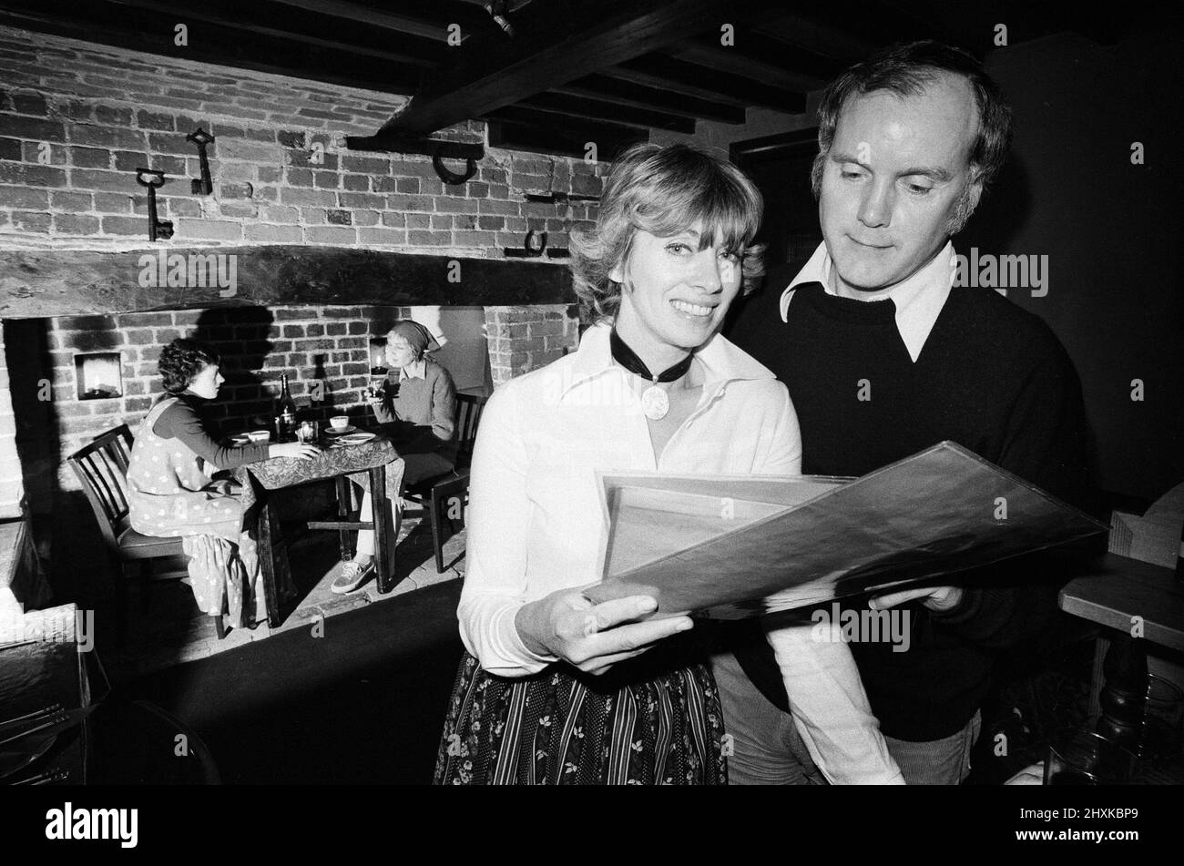 Actor Kenneth Cope with his wife Renny in their restaurant called Martha's Kitchen, in Watlington, Oxfordshire. 24th November 1977. Stock Photo