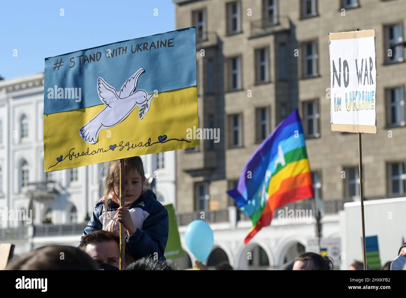 GERMANY, Hamburg, rally against Putins war in Ukraine, poster with peace pigeon and rainbow flag  / DEUTSCHLAND, Hamburg, Demonstration gegen den Krieg von Wladimir Putin in der Ukraine auf dem Jungfernstieg 13.3.2022 Stock Photo