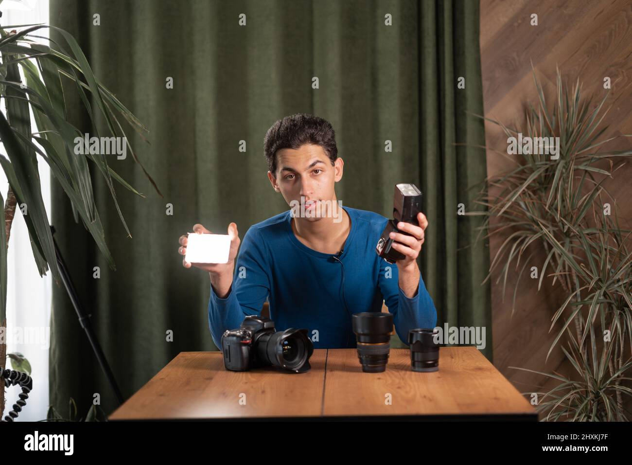 arab The guy-photographer is recording a video lesson for photographers talking about different light sources, constant and pulsed. Online photography Stock Photo