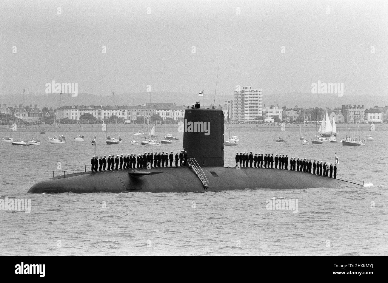 A submarine crew line the decks as they await the Britannia and the Queen for the Silver Jubilee Royal Navy Review. Lined up at Spithead for the Jubilee Review of the Fleet. 28th June 1977. Stock Photo