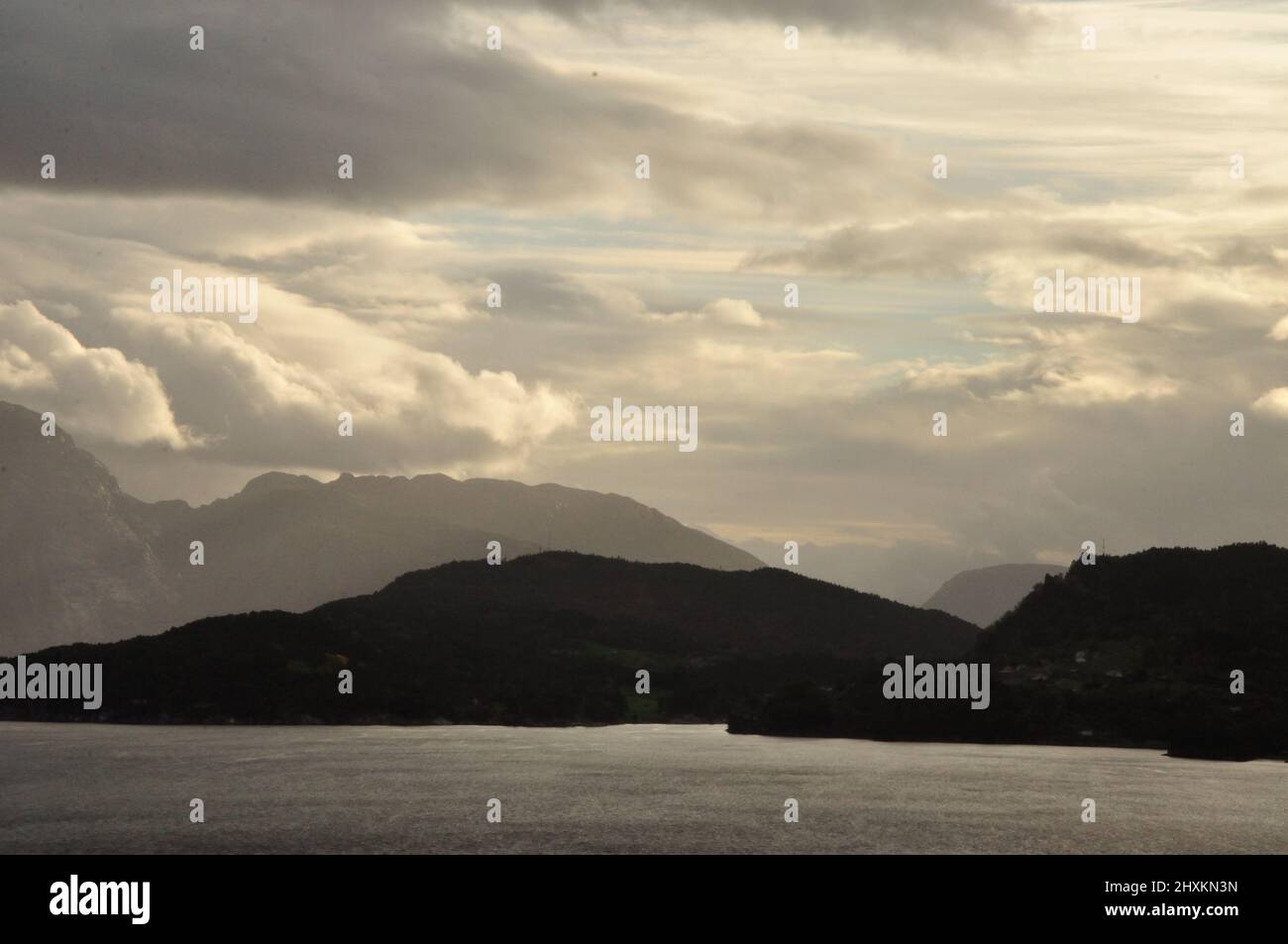 Bei jedem Wetter und in jeder Jahreszeit bietet die Landschaft am Hardangerfjord bei Nordheimsund einen beeindruckend schönen Anblick. - In any weathe Stock Photo