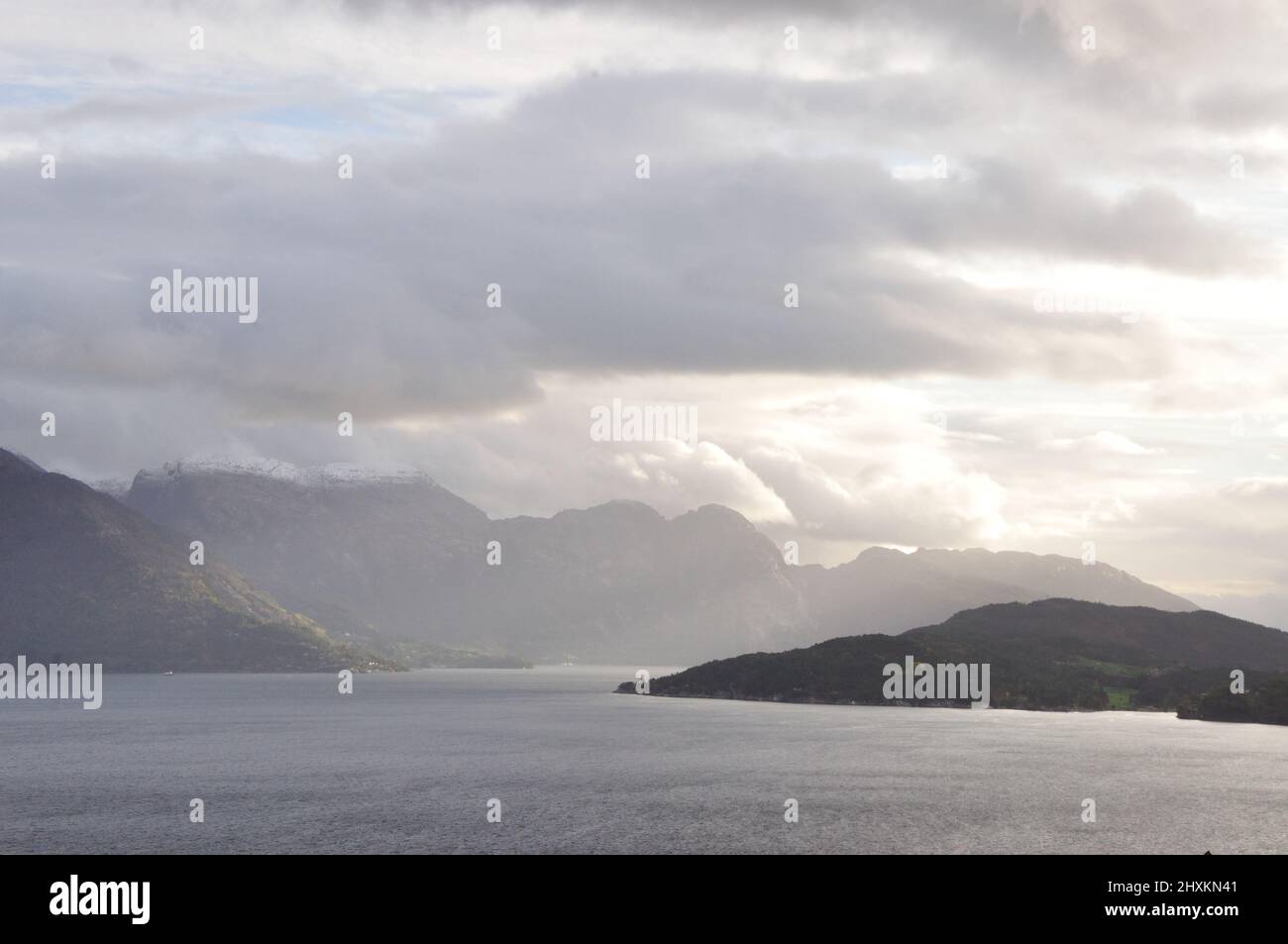 Bei jedem Wetter und in jeder Jahreszeit bietet die Landschaft am Hardangerfjord bei Nordheimsund einen beeindruckend schönen Anblick. - In any weathe Stock Photo