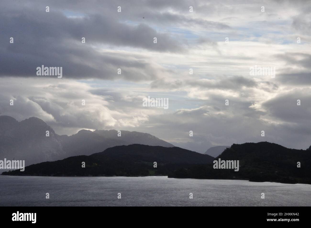 Bei jedem Wetter und in jeder Jahreszeit bietet die Landschaft am Hardangerfjord bei Nordheimsund einen beeindruckend schönen Anblick. - In any weathe Stock Photo