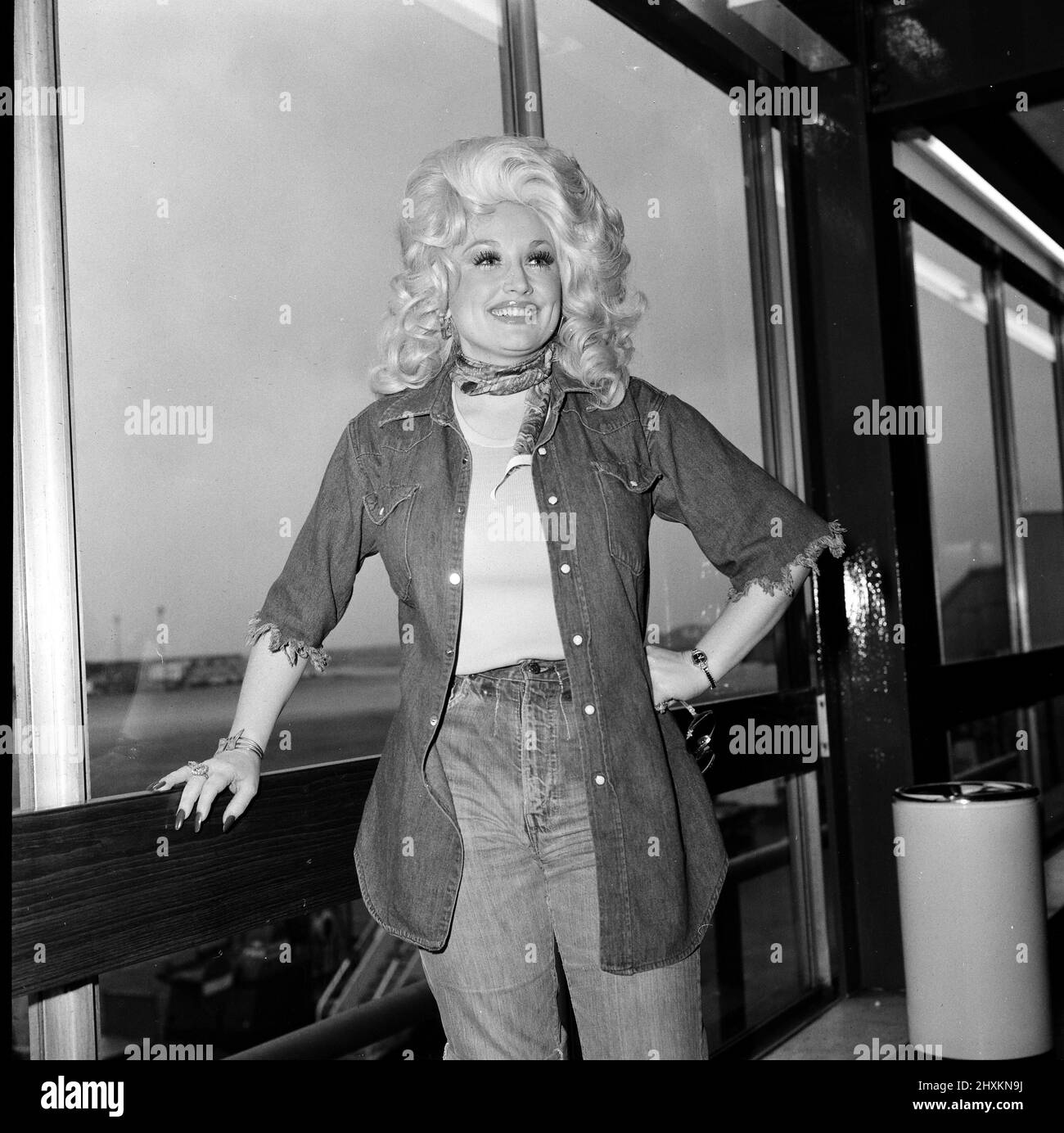 Country & Western singer Dolly Parton arrving at London Airport. 16th May 1977. Stock Photo