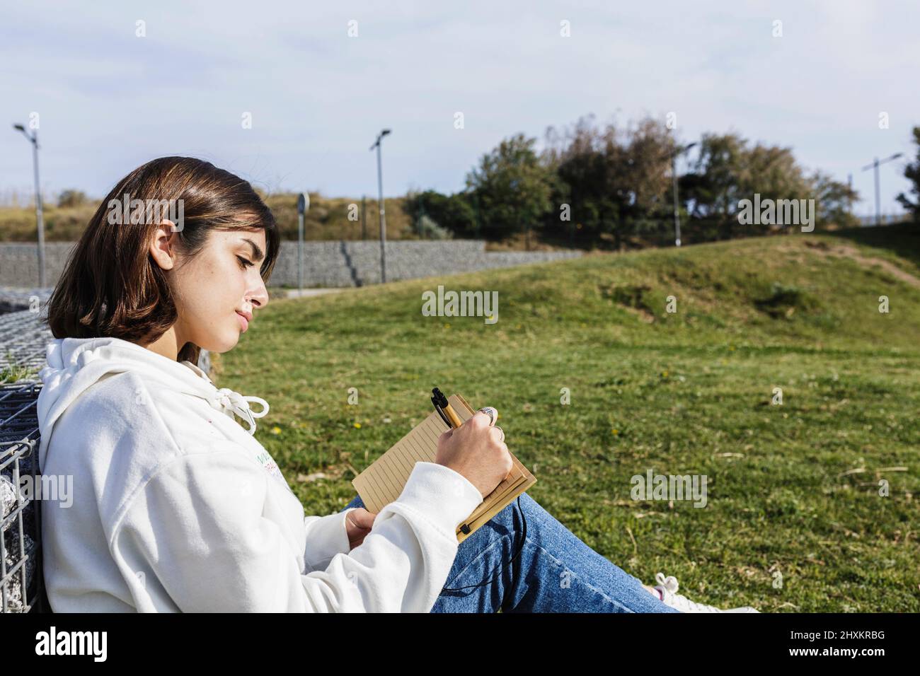 Woman Drawing In Notebook Hi res Stock Photography And Images Alamy woman-drawing-in-notebook-hi-res-stock-photography-and-images-alamy