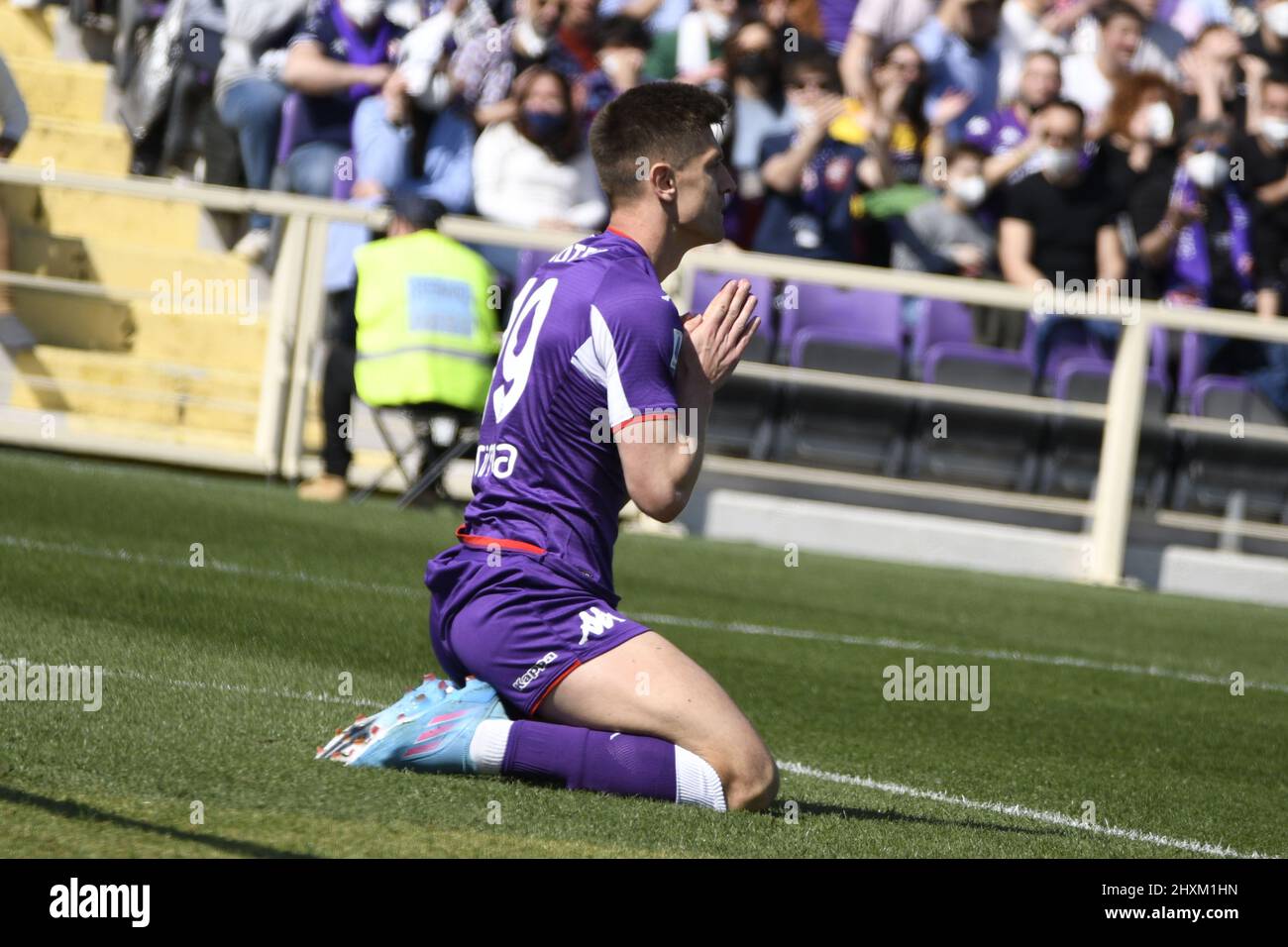 Florence, Italy. 21st May, 2022. Leonardo Bonucci of Juventus FC and  Krzysztof Piatek of ACF Fiorentina compete for the ball during the Serie A  2021/2022 football match between ACF Fiorentina and Juventus