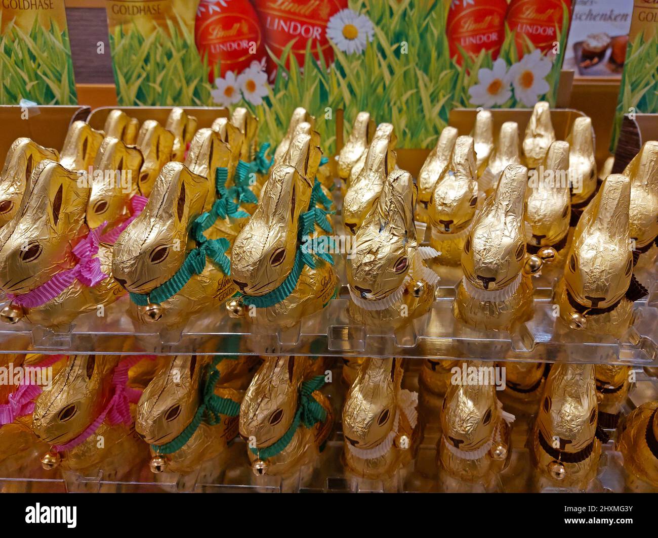 Golden Lindt chocolate easter bunnies in a supermarket Stock Photo Alamy