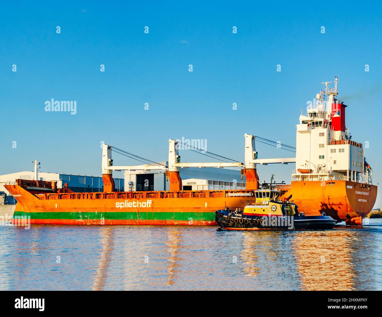 The J.K. McLean tugboat guides the Diamantgracht cargo ship into the Port of Mobile, March 10, 2022, in Mobile, Alabama. Stock Photo