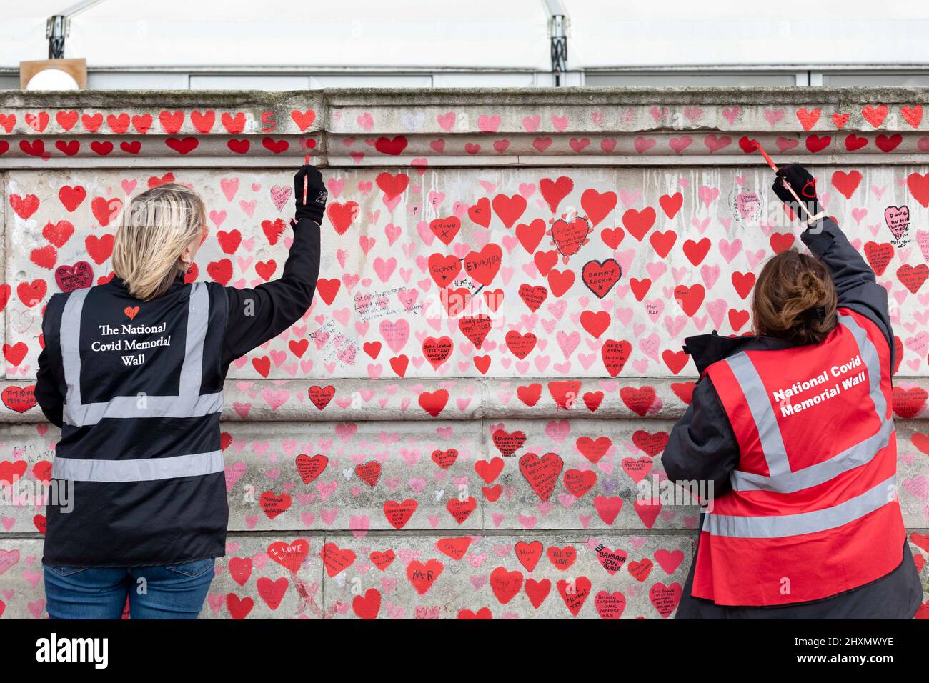 29th March 2022 marks the one year anniversary of the first heart being drawn on the Covid 19 National Memorial Wall. On the day, the Covid 19 Bereave Stock Photo