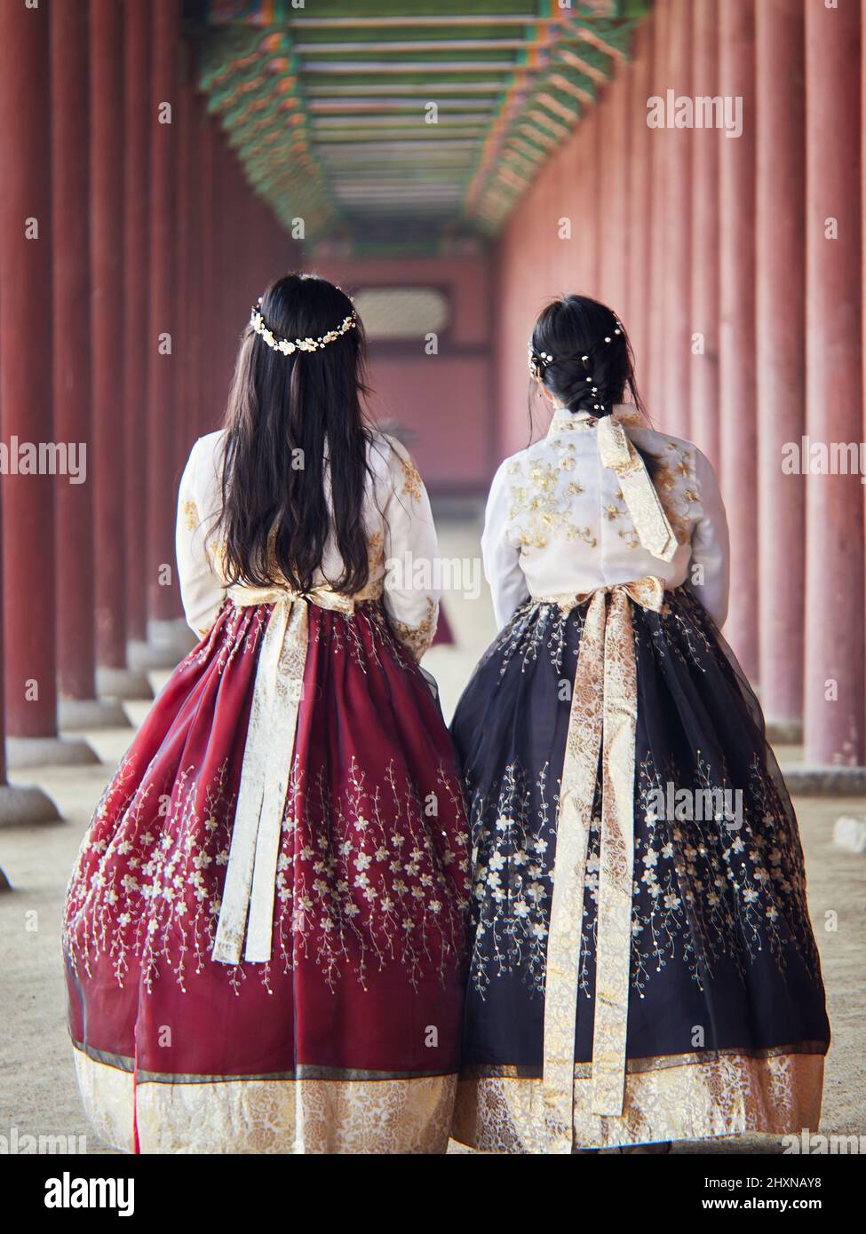 Girls In Korean Traditional Dress Hanbok In Kyungbok Palace Seoul Girls In Korean Traditional Dress Hanbok In Kyungbok Palace Seoul
