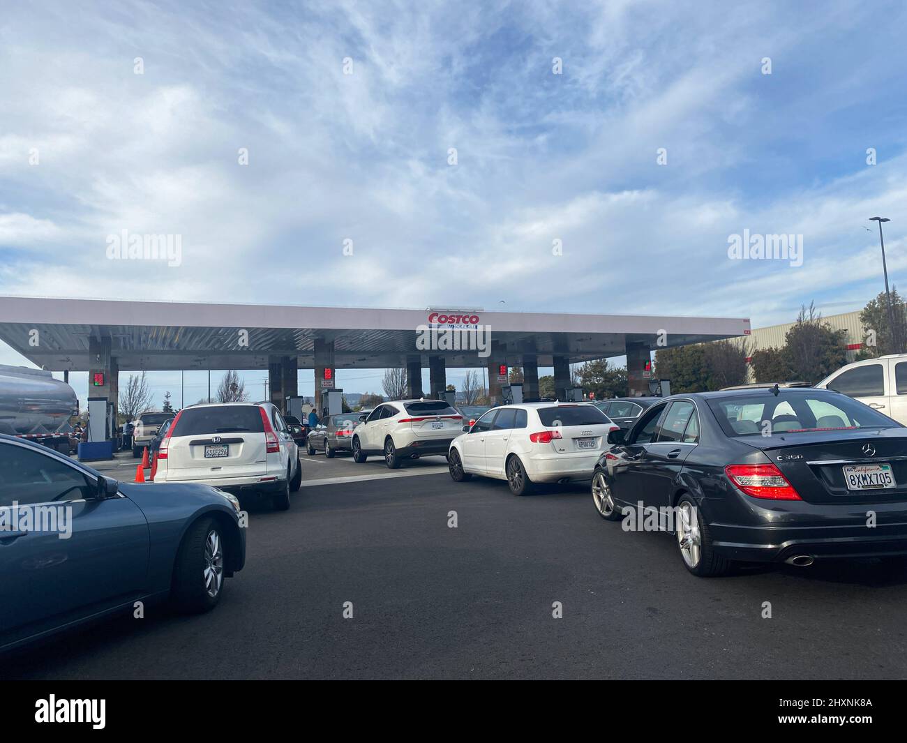 San Leandro, United States. 13th Mar, 2022. Cars seen waiting to pump