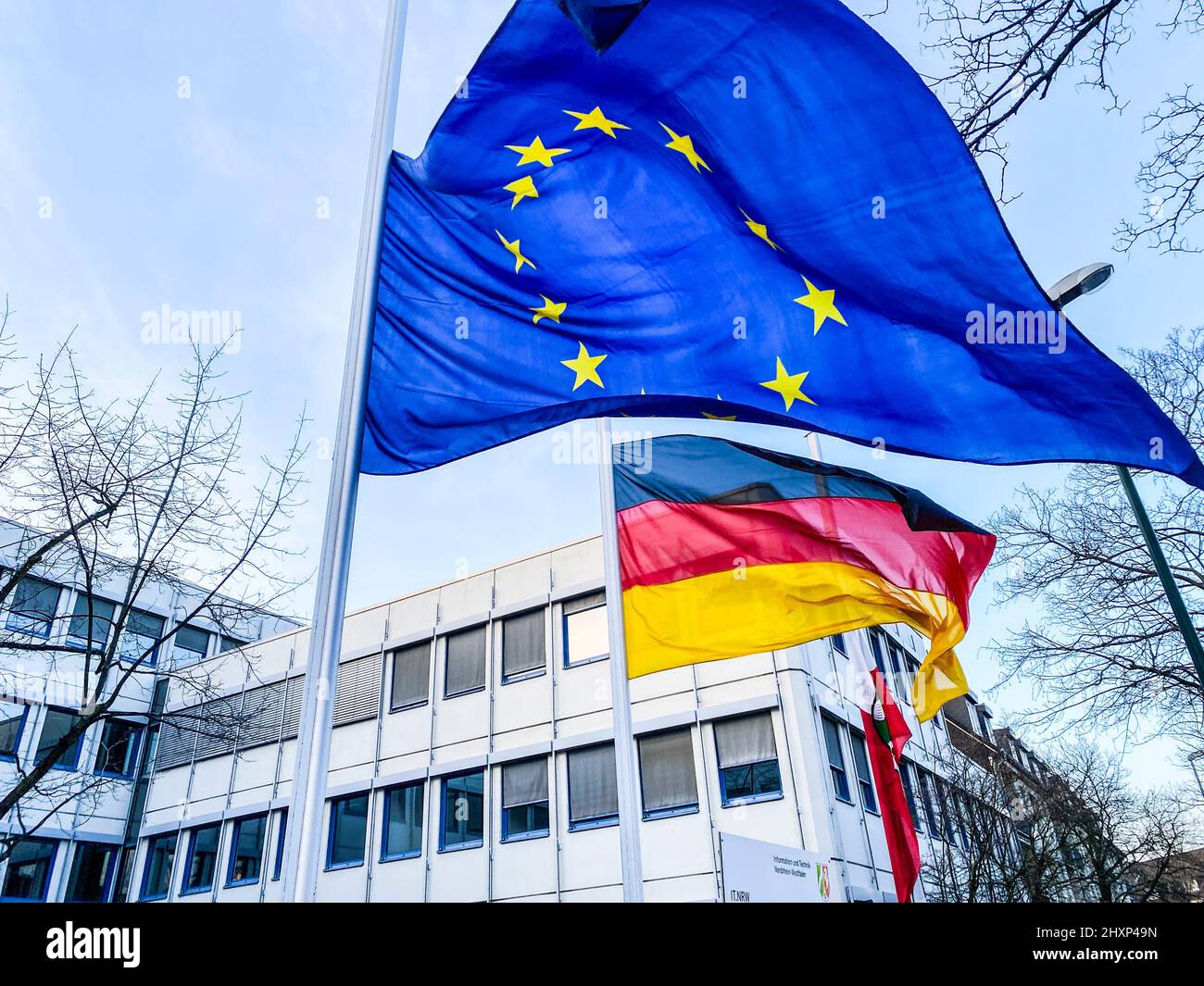 Europa-Flagge und die deutsche Fahne in Düsseldorf Stock Photo