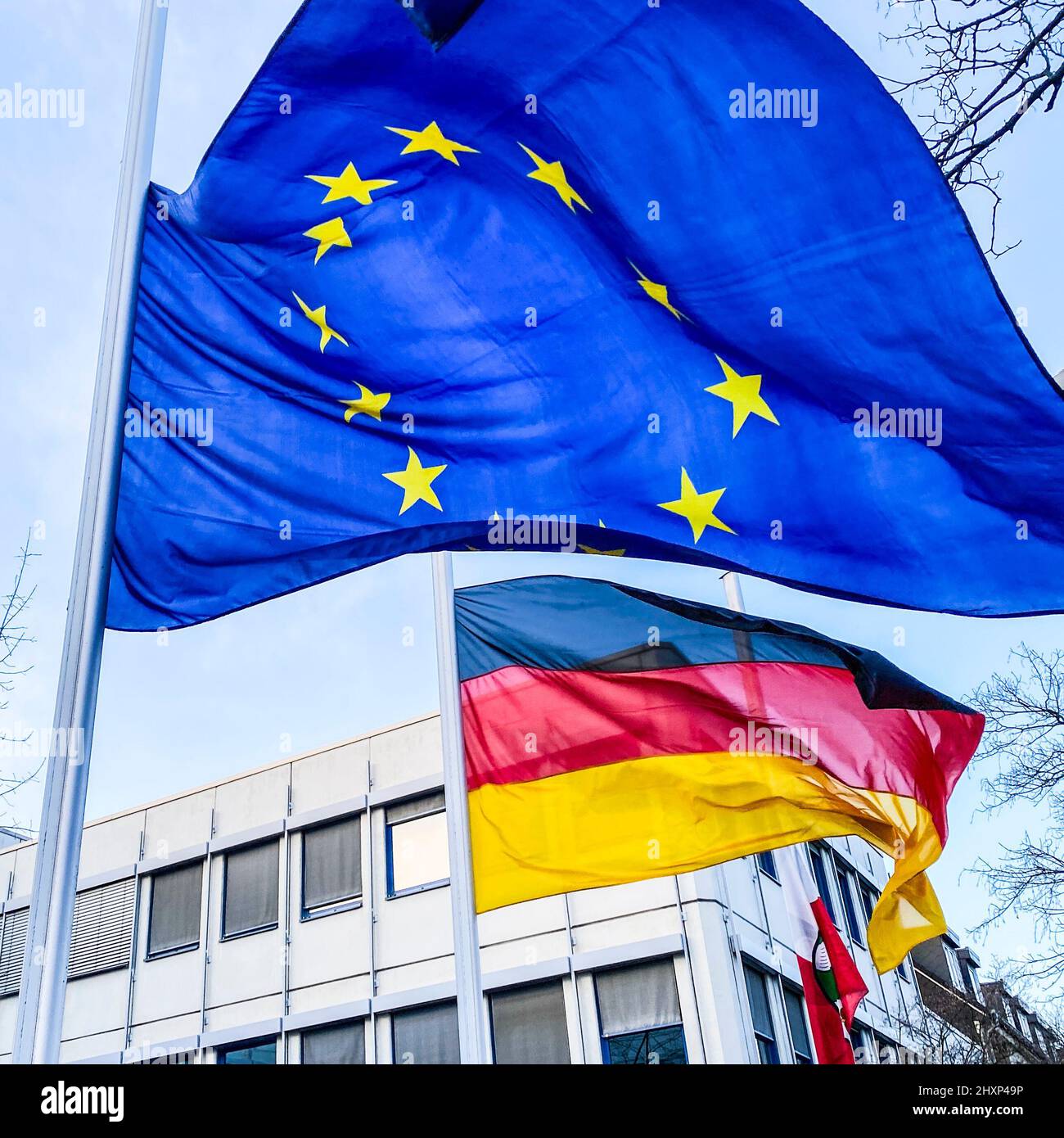 Europa-Flagge und die deutsche Fahne in Düsseldorf Stock Photo
