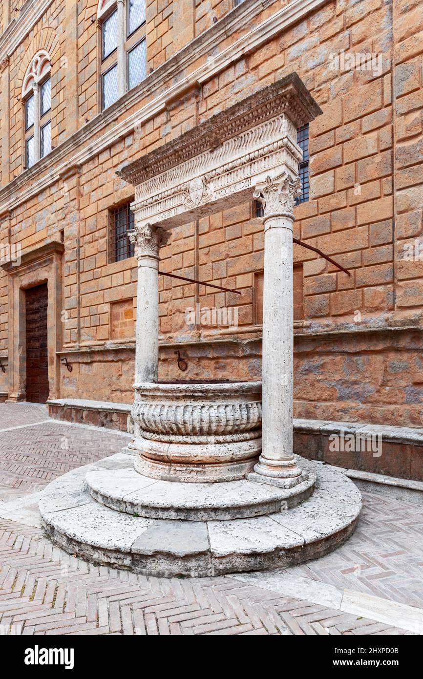 The old Piccolomini well in the Piazza Pio II in Pienza, Tuscany Stock Photo