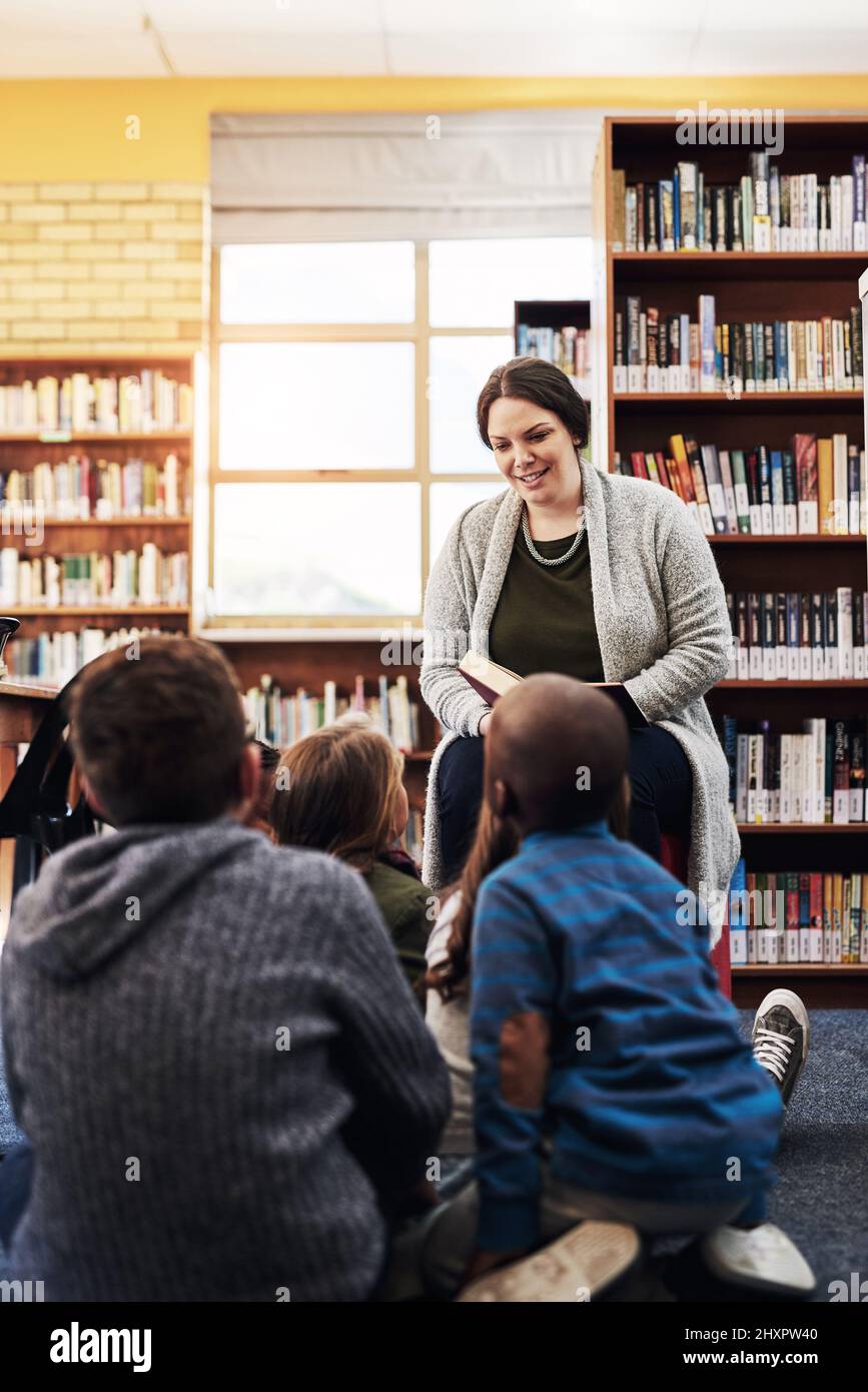Teacher smiling children in library hi-res stock photography and images ...