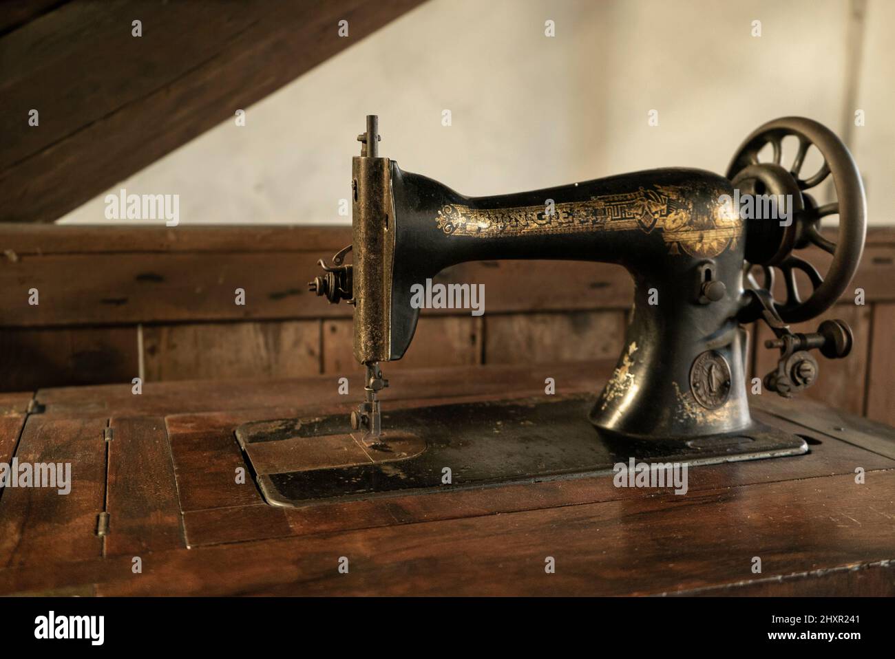 Classic sewing machines hires stock photography and images Alamy