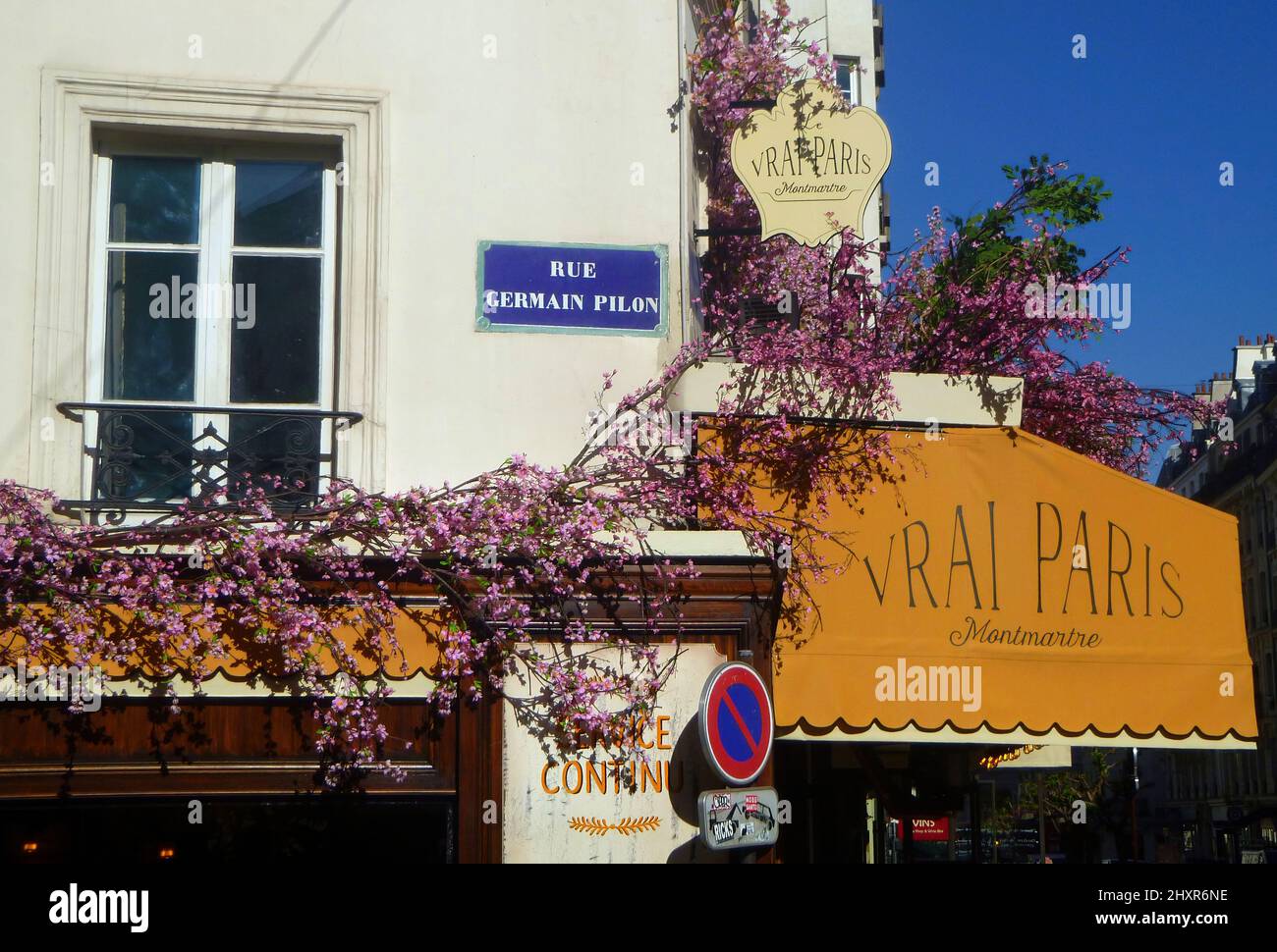 A colourful shot of Vrai Paris bistro on a street corner in Montmartre, Paris, France. Stock Photo