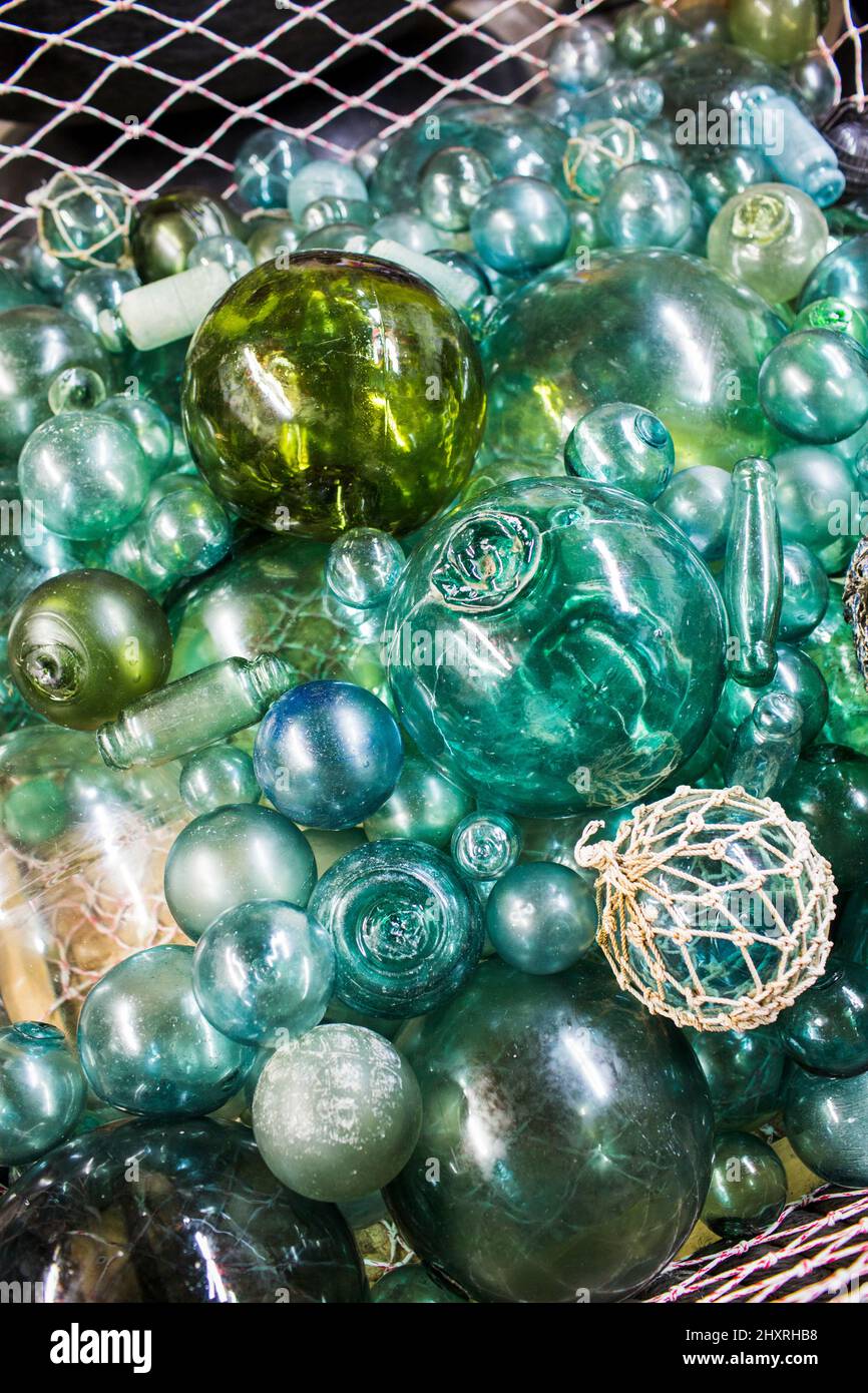 https://c8.alamy.com/comp/2HXRHB8/a-pile-of-japanese-floating-glass-buoys-in-a-net-2HXRHB8.jpg