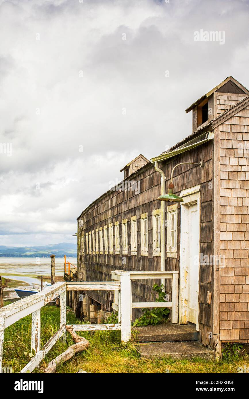 An old shingle seafood building on the edge of water Stock Photo