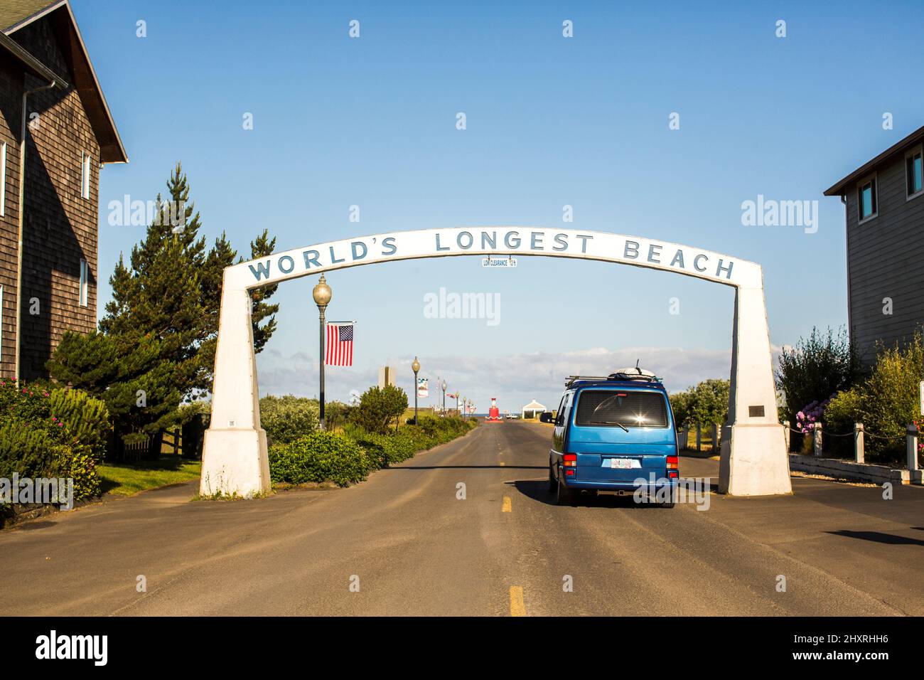 A blue Eurovan drives through an arch to the World's Longest Beach Stock Photo