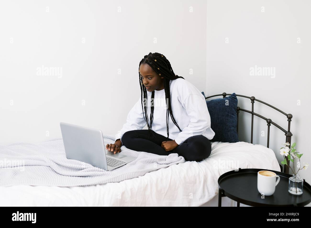 Black woman sitting hi-res stock photography and images - Alamy